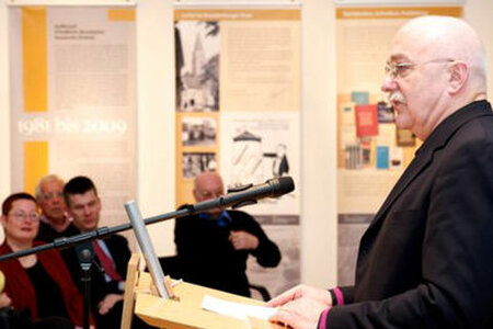 Joachim Heise führt in die Ausstellung ein; Foto: Stefan Gloede Joachim Heise
