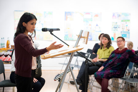 Diana Gonzalez Olivo, Vorsitzende des Migrantenrates der Landeshauptstadt Potsdam bei ihrer Eröffnungsrede zur Ausstellung