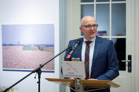 Thomas Kralinski, Chef der Staatskanzlei des Landes Brandenburg, hält das Grußwort zur Eröffnung der Ausstellung. Thomas Kralinski