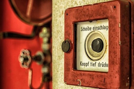 Eine der letzten zuverlässigen Institutionen im ländlichen Raum sind die Freiwilligen Feuerwehren. Sie erfüllen eine überlebenswichtige Funktion für die dörfliche Gemeinschaft, sind zugleich aber auch für die Ausbildung demokratischer Gedanken wichtig. Alarmknopf der Feuerwehr. Foto: pixabay, CCO