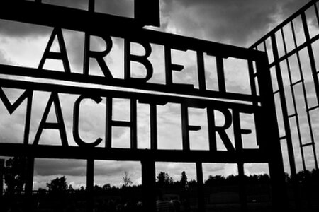 "Arbeit macht frei" Eingang zum KZ Sachsenhausen