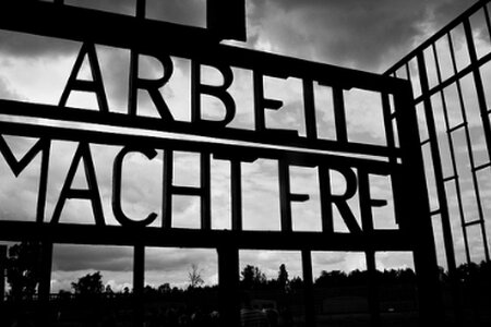 Eingang zum KZ Sachsenhausen. Foto: Lenny Pichette | CC BY-NC-SA 2.0 "Arbeit macht frei" Eingang zum KZ Sachsenhausen