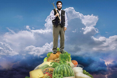 Ein Bauer auf einem Berg von Lebensmitteln. Ausschnitt aus dem Film "BAUER UNSER"