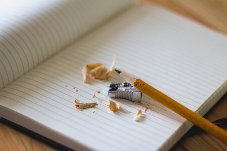 angespitzter Stift auf einem Heft. Bild: pixabay. Lizenz: CCO