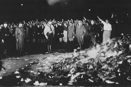 Deutsche Studenten verbrennen “undeutsche” Schriften und Bücher öffentlich auf der zentralen Prachtstraße "Unter den Linden" in Berlin. Foto: Deutsches Bundesarchiv, Bild 102-14597 Deutsche Studenten verbrennen “undeutsche” Schriften