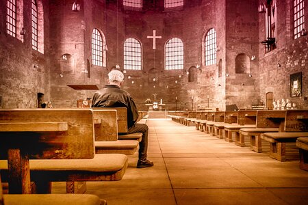 Ein Mann allein auf einer Kirchenbank. Bild: pixabay, CCO