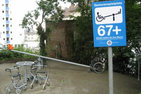 Die Galerie Loyal installierte in Kassel im Garten der Werner-Hilpert-Str. 22 den Seniorenspielplatz "67+" - als "kleine Überspitzung", wie es Galeriebetreiber Ralph Raabe ironisch formuliert. Die Galerie Loyal installierte in Kassel im Garten der Werner-Hilpert-Str. 22 de