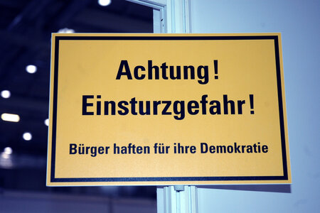 Foto: Mehr Demokratie |flickr | CC BY-SA Achtung Einsturzgefahr! Bürger haften für ihre Demokratie