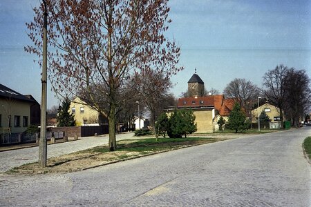 Foto: Lisum Blick auf einen Dorfanger in Schönefeld im Landkreis Dahme-Spreewald. 1999
