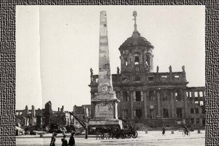 Foto (auch auf der Startseite): Gerhard Hillmer, Ansicht des zerstörten Alten Rathauses, 1945 © Potsdam Museum. Hier in einer Montage der Landeszentrale. Ansicht des zerstörten Alten Rathauses, 1945