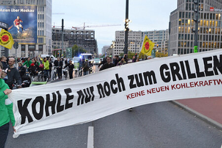 "Warmlaufen" gegen Atom & Kohle und für die Energiewende am 23.10.13 in Berlin, gemeinsam organisiert mit BUND, campact und der Kampagne "Die Wende - Energie in Bürgerhand". Foto: Uwe Hiksch | flickr | CC BY-NC-SA "Kohle nur noch zum Grillen" Aktion am 23.10.13