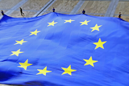 Eine riesige EU-Flagge wird vor dem Europäischen Parlament in Brüssel ausgerollt
