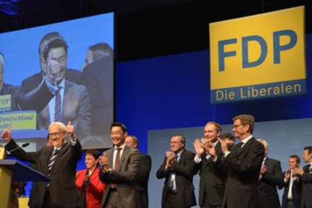 Die FDP wirbt für sich: "Damit Deutschland vorn bleibt!" Rainer Brüderle am 10.03.2013. © Liberale | CC BY-NC-ND 2.0 Die FDP wirbt für sich: "Damit Deutschland vorn bleibt!"
