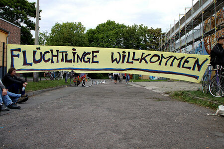 Foto: strassenstriche.net | flickr | CC BY-NC 2.0 Schild "Flüchtlinge willkommen"