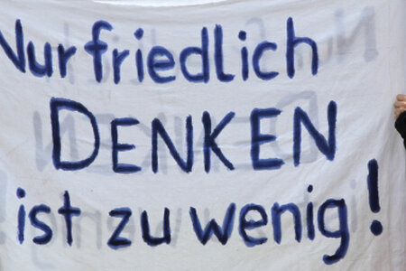 Friedensplakat. © Jürgen Fälchle | fotolia Friedensplakat © Jürgen Fälchle