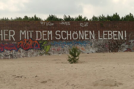 gesehen am Strand von Prora... © schemmi | pixelio.de "Her mit dem schönen Leben"