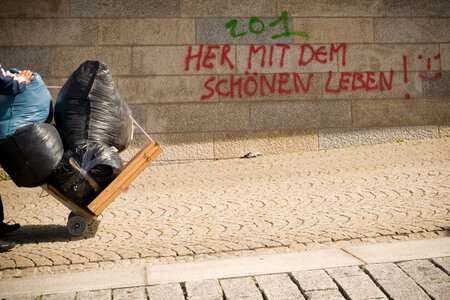 Haben auch die Ärmsten eine faire Chance auf Teilhabe an der Gesellschaft und sehen sie einen Sinn darin, sich politisch zu engagieren? ©ts-fotografik.de | photocase Her mit dem schönen Leben!