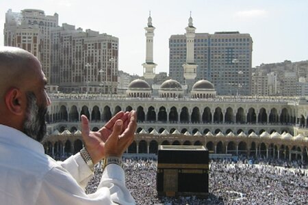 Pilger in Mekka, im Hintergrund die heilige Kaaba