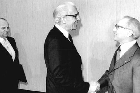 Erich Honecker begrüßt Bischof Albrecht Schönherr, den Vorsitzenden der Konferen