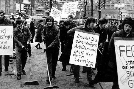 Lehrlingsdemonstration in Hamburg 1968. Bild: Hennercrusius | Wikimedia | CC BY 3.0 Lehrlingsdemonstration Hamburg 1968