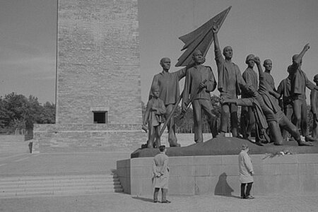 Erinnerungskultur in der DDR: Die berühmte Figurengruppe von Fritz Cremer stellt den Widerstand der Häftlinge im ehemaligen KZ Buchenwald dar. Deutsche Fotothek | CC BY-SA 3.0 DE Figurengruppe von Fritz Cremer