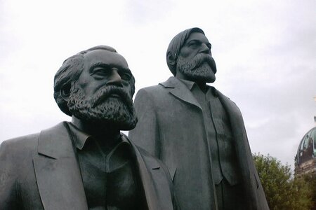 "Marx und Engels vereint" Foto: michiaster / photocase.com Marx und Engels vereint