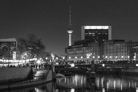Deutschland feierte das Mauerfall-Jubiläum 2014 in Berlin u.a. mit einer LICHTGRENZE aus tausenden illuminierten Ballons. Wie wurde die Wiedervereinigung im Ausland gesehen? Foto: Websenat | flickr | CC BY-SA 2.0 Lichterfest in Berlin