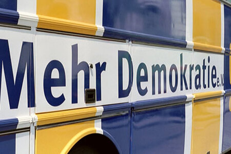 © Mehr Demokratie e.V. Bus mit der Aufschrift "Mehr Demokratie"