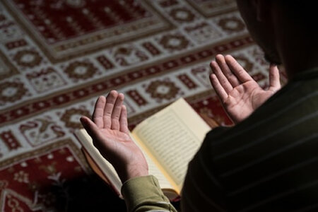 Muslim auf Gebetsteppich