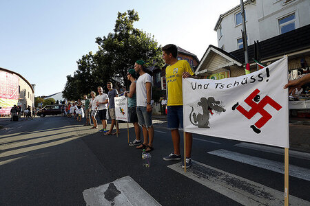 In Bad Nenndorf verhinderte 2013 zum ersten Mal eine Massenblockade mit ungefähr 600 TeilnehmerInnen erfolgreich die Kundgebung der ungefähr 300 angereistem Neo-Nazis. © Michaela | flickr | CC BY-NC-ND Protest gegen Naziaufmarsch in Bad Nenndorf 2013