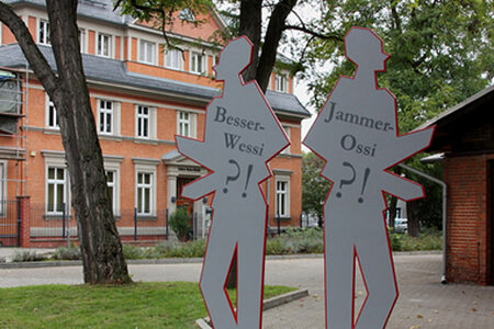 Besser-Wessi und Jammer-Ossi "Denkmal" in Halle. Foto: gynti_46 Besser-Wessi und Jammer-Ossi "Denkmal" in Halle