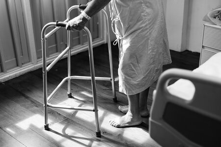 Alte Frau am Rollator. Bild: pixabay, CCO