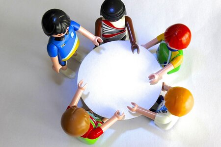 Playmobilfiguren diskutieren am runden Tisch. Bild: pixabay, CCO