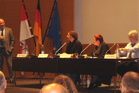 v.l.: Dr. Heiner Flassbeck, Alexis Passadakis, Dr. Martina Weyrauch und Dr. Helmuth Markov v.l.: Dr. Heiner Flassbeck, Alexis Passadakis, Dr. Martina Weyrauch und Dr. Helm