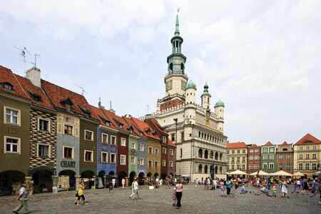 Alter Markt mit Alten Rathaus und den Krämerhäusern in Poznań. Bild: Wikipedia; CCO Alter Markt mit Alten Rathaus und den Krämerhäusern