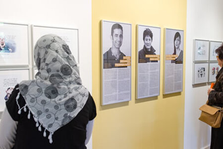 Besucher der Ausstellung 'In Brandenburg willkommen?'. Foto: Stefan Gloede Besucher der Ausstellung In Brandenburg willkommen?