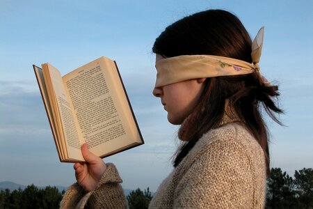 Mädchen liest mit verbundenen Augen ein Buch. Bild: pixabay, CCO