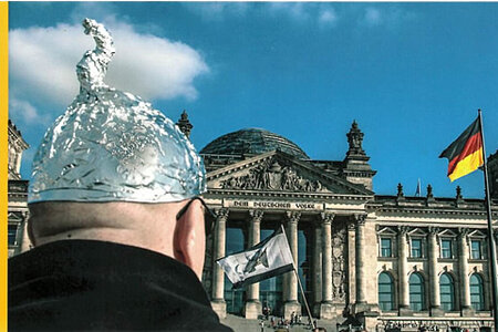 Ausschnitt aus dem Buchcover: "Reichsbürger. Ein Handbuch" Ausschnitt aus dem Buchcover: "Reichsbürger. Ein Handbuch". Ein Mann mit Aluhut steht vor dem Reichstag