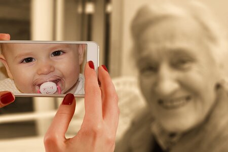 Eine alte Frau wird mit dem Smartphone fotografiert. Bild: Pixabay, CCO