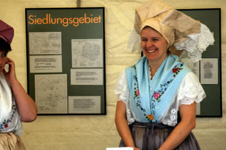 Sorbische Frauen an einem Informationsstand, Foto: LISUM Sorbische Frauen an einem Informationsstand