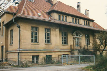 Haus 17 im Mai 1992; Straßenseite (Friedhofsgasse) Haus 17 im Mai 1992; Straßenseite (Friedhofsgasse)