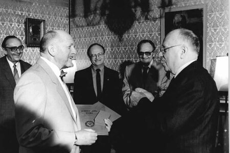 Erwin Strittmatter wurde zum 75. Geburtstag mit dem Titel "Held der Arbeit" geehrt. Die Glückwünsche überbrachte Kurt Hager, Mitglied des Politbüros und Sekretär des ZK der SED (r.). M.: Hermann Kant, Präsident des Schriftstellerverbandes der DDR. Foto: Klaus Franke, Commons Bundesarchiv 75. Geburtstag von Erwin Strittmatter