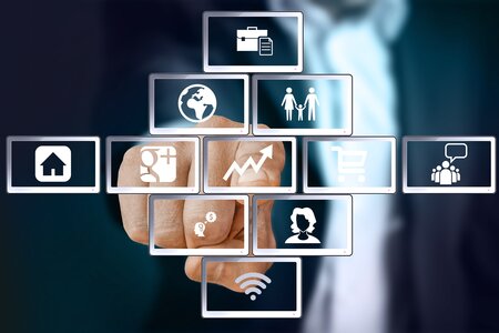Ein Finger zeigt auf Symbole der Digitalisierung. Bild: geralt, pixabay, CCO