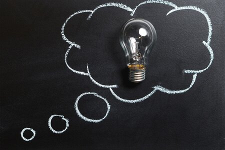 Glühlampe an der Tafel. Bild: Pixabay, freie Nutzung