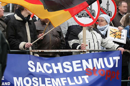 Transparent mit der Aufschrift "Sachsenmut stoppt Moslemblut"