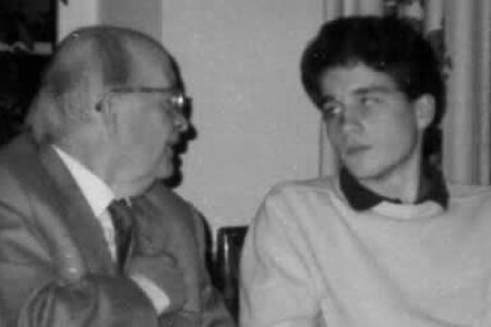 Großvater und Enkel 1986 im Gespräch Großvater und Enkel im Gespräch