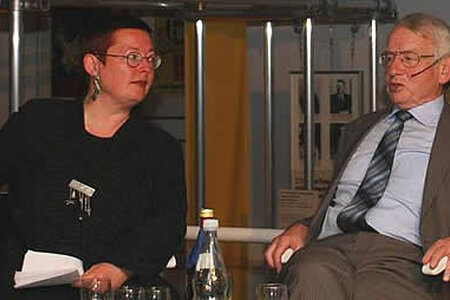 Martina Weyrauch und Siegfried Schiele diskutieren 