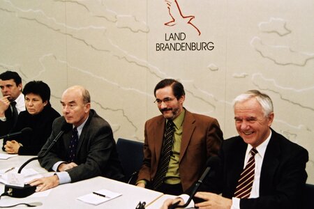 Pressekonferenz nach einer Sitzung des Koalitionsausschusses. Links im Bild: Ulrich Junghanns