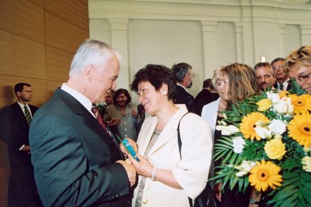 Beate Blechinger gratuliert Manfred Stolpe zum 65. Geburtstag.