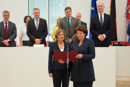 Landtagspräsidentin Britta Stark (r.) vereidigt die neue Ministerin Britta Ernst (l.)
